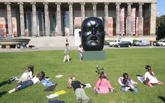 (GERMANY OUT) Germany - Berlin - Mitte: - sculptures of Fernando Botero at Lustgarten; kids drawing a sculpture (Photo by Günter Peters/ullstein bild via Getty Images)