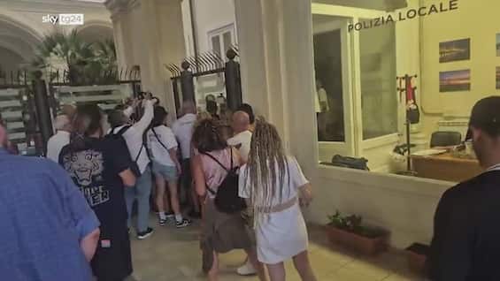 ex ilva proteste a taranto si dimette il sindaco bitetti