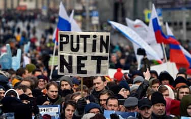 TOPSHOT - A protester holds a placard reading "Putin - No!" during an opposition rally in central Moscow, on March 10, 2019, to demand internet freedom in Russia. - Thousands of people rallied against Russia's increasingly restrictive internet policies which some say will eventually lead to "total censorship" and isolate the country from the world. The mass rally in Moscow and smaller events in other cities across the country was called after the Russian lower house of parliament backed a bill to stop Russian internet traffic from being routed on foreign servers, in a bit to boost cybersecurity. (Photo by Alexander NEMENOV / AFP) (Photo by ALEXANDER NEMENOV/AFP via Getty Images)
