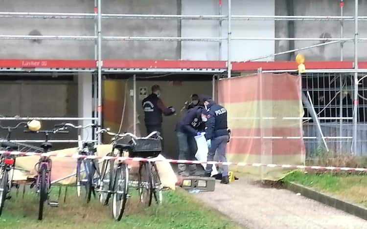 L'intervento della polizia al palazzo in via Drudi dove una donna si è lanciata con la figlia di 6 anni a Ravenna