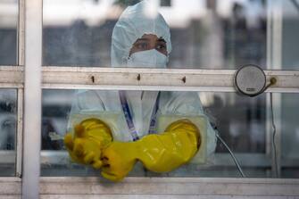 epa10379087 An Indian health worker wearing personal protective equipment (PPE) participates in a mock drill for Covid-19 preparedness at the JJ hospital in Mumbai, India, 27 December 2022. Nationwide mock drills are conducted across various covid hospitals in the country to check preparedness of the hospitals, to make sure the people will get proper treatment.  EPA/DIVYAKANT SOLANKI