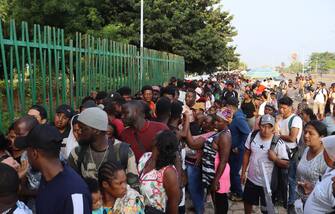 epa10621593 Migrants line up to get documentation to transit the country in the city of Tapachula in Chiapas, Mexico, 11 May 2023. The urgency of migrants to leave the southern border of Mexico and cross the country rises on the last day of Title 42 in theUS, a fact that they perceive as their opportunity to reach that country.  EPA/Juan Manuel Blanco