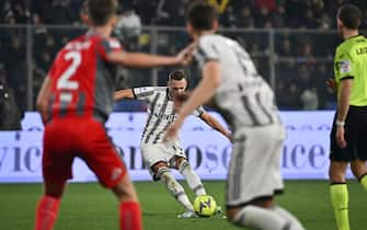 Foto Massimo Paolone/LaPresse 4 Gennaio 2023 - Cremona, Italia - sport, calcio - Cremonese vs Juventus - Campionato italiano di calcio Serie A TIM 2022/2023 - Stadio Giovanni Zini. Nella foto: Arkadiusz Milik (Juventus F.C.) realizza il gol 0-1

January 4, 2023 Cremona, Italy - sport, calcio - Cremonese vs Juventus - Italian Serie A Football Championship 2022/2023 - Giovanni Zini Stadium. In the pic: Arkadiusz Milik (Juventus F.C.) goal 0-1