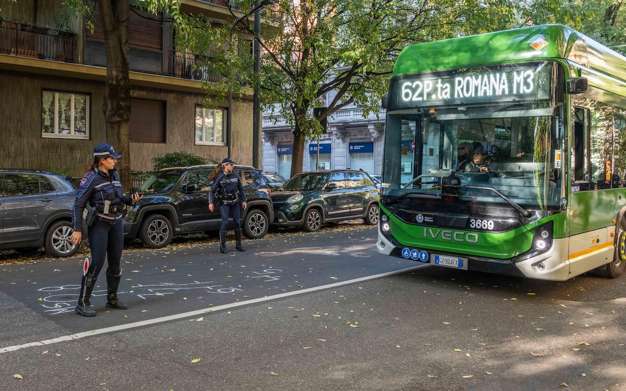 incidente a milano uomo investito dal filobus 232 gravissimo