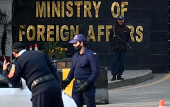 Pakistani police officers stand guard outside the Ministry of Foreign Affairs in Islamabad on January 18, 2024. Pakistan said on January 18 it had carried out strikes against militant targets in Iran, after Tehran launched attacks on Pakistani territory earlier this week. (Photo by Aamir QURESHI / AFP)
