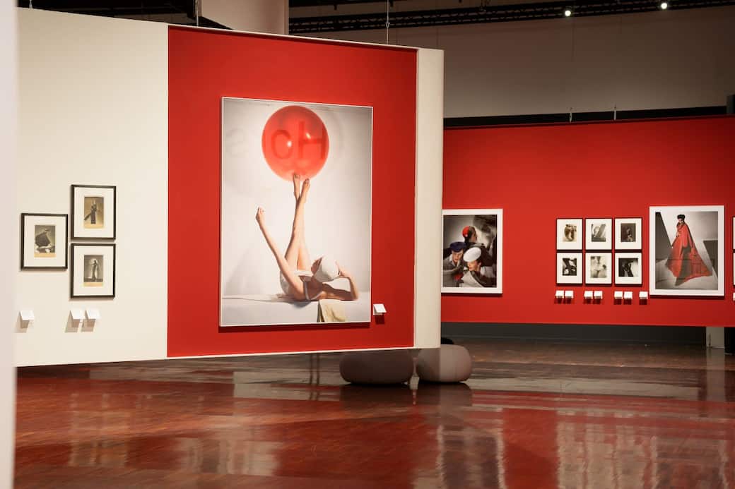 Vista dell’allestimento della mostra HORST P. HORST La Geometria della Grazia. Foto di Andrea Avezzù