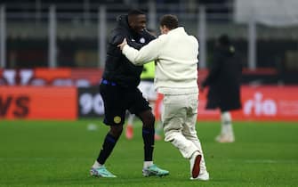 Milano, Italy. 09th Dec, 2023. Marcus Thuram of Fc Internazionale (L) and Benjamin Pavard of Fc Internazionale (R) celebrate at the end of the Serie A football match beetween Fc Internazionale and Udinese Calcio at Stadio Giuseppe Meazza on December 9, 2023 in Milan Italy . Credit: Marco Canoniero/Alamy Live News