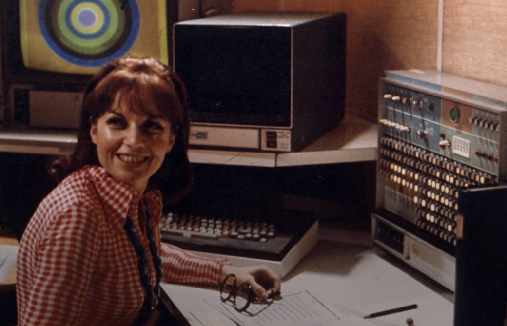 1968_Lillian_Schwartz_at_Bell_Labs_in_1974.jpg