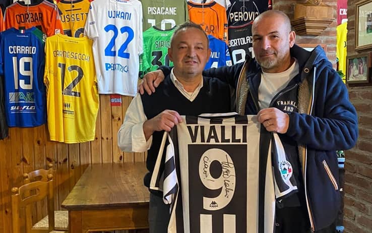 Corrado Venturini (a sinistra) e Riccardo Miadoro La maglia di Vialli, la numero 9 della Juventus, indossata per tre anni dal campione scomparso, sparita giovedì scorso dal locale di Castelverde, in provincia di Cremona, è stata ritrovata nel Parco del Vecchio Passeggio, 19 novembre 2023. NPK Immagine tratta da Instagram / trattoriaFrancaeLuciano +++ATTENZIONE LA FOTO NON PUO' ESSERE PUBBLICATA O RIPRODOTTA SENZA L'AUTORIZZAZIONE DELLA FONTE DI ORIGINE CUI SI RINVIA+++ +++NO SALES; NO ARCHIVE; EDITORIAL USE ONLY+++