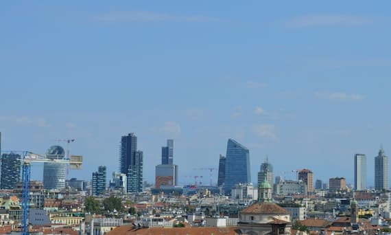 Immagine in apertura: Skyline di Milano, con il Pirellone sulla destra. Foto di Adriana Sas su Unsplash