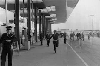 Police forces rush to the gunmen in the Orly airport hall, 20 May 1978, in Orly near Paris, after heavy firing broke out in the boarding area for an El Al flight. Three Palestinian PFLP terrorists opened fire, 20 May 1978, on passengers waiting to board an Israeli plane, at El Al terminal at Orly airport in Paris, en route to Ben Gurion International Airport. The three terrorists and a member of the French security forces was killed,and two seriously injured, as well as tourists. (Photo by MARCEL BINH / AFP) (Photo by MARCEL BINH/AFP via Getty Images)