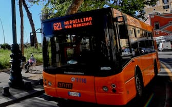 I controlli della Polizia amministrativa della ANM ( Azienda napoletana mobilita') ad un capoline a di Mergellina a Napoli. Gli operatori  controllano le file di passeggeri in attesa ed il numero massimo di accesso a bordo delgi autobus, 7 maggio 2020
ANSA / CIRO FUSCO 