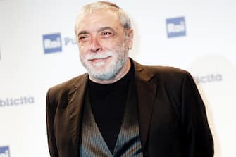 (KIKA) - MILANO - Nino Frassica e Barbara Exignotis sono marito e moglie. Dopo dieci anni di convivenza, il popolare attore e personaggio televisivo Ã¨ convolato a nozze con l&#39;ex pornostar. GUARDA ANCHE: Tra Nino Frassica e l&#39;ex pornostar Exignotis Ã¨ amore veroA rivelarlo Ã¨ stato il settimanale Di PiÃ¹, che nellâ  ultimo numero in edicola ha pubblicato alcuni scatti di un matrimonio insolito, dove entrambi gli sposi erano vestiti di nero. Nino e Barbara si sono pronunciati il fatidico sÃ¬ in Municipio, a Roma. Per Frassica si tratta delle seconde nozze, dato che dal 1985 al 1993 Ã¨ stato sposato con lâ  attrice Daniela Conti. [galleria]â  Abbiamo deciso di sposarci in maniera semplice, in Municipio. A settembre, perÃ², faremo una grande festa a Roma e per noi sarÃ  quello il vero matrimonioâ  , ha spiegato la neomoglie di Nino Frassica. Barbara Exignotis Ã¨ unâ  attrice teatrale di 42 anni, che ha conosciuto lâ  attuale marito di 25 anni piÃ¹ grande proprio dietro le quinte di uno spettacolo.In passato la donna ha recitato in alcuni film a luci rosse.[video mp4=https://www.kikapress.com/kikavideo/mp4/kikavideo_197843.mp4 id=197843]


