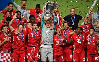 Fussball Champions League/ Finale/ Paris St. Germain - Bayern Muenchen 0-1 Teamfoto,Team,Mannschaft,Mannschaftsfoto, Manuel NEUER Torwart Bayern Muenchen mit Cup,Pokal,Trophaee,trophy, Jubel,Freude,Begeisterung, Siegerehrung. Fussball Champions League, Finale, Paris St. Germain PSG-FC Bayern Muenchen M 0-1 am 23.08.2020 im Estadio da Luz in Lissabon/ Portugal. FOTO: Frank Hoermann/ SVEN SIMON/ Pool NO use of any use photographs as image sequences and/or quasi-video Editorial Use ONLY National and International News Agencies OUT Lissabon Estadio da Luz Portugal *** Soccer Champions League Final Paris St Germain Bayern Muenchen 0 1 Team photo, team, team, team photo, Manuel NEW Goalkeeper Bayern Muenchen with Cup, Trophy, Trophaee, trophy, cheers, joy, enthusiasm, award ceremony Soccer Champions League, Final, Paris St Germain PSG FC Bayern Muenchen M 0 1 on 23 08 2020 at the Estadio da Luz in Lisbon Portugal PHOTO Frank Hoermann SVEN SIMON Pool NO use of any use photographs as image sequences and or quasi video Editorial Use ONLY National and International News Agencies OUT Lisbon Estadio da Luz Portugal Poolfoto SVEN SIMON/ Frank Hoermann/ Pool ,EDITORIAL USE ONLY