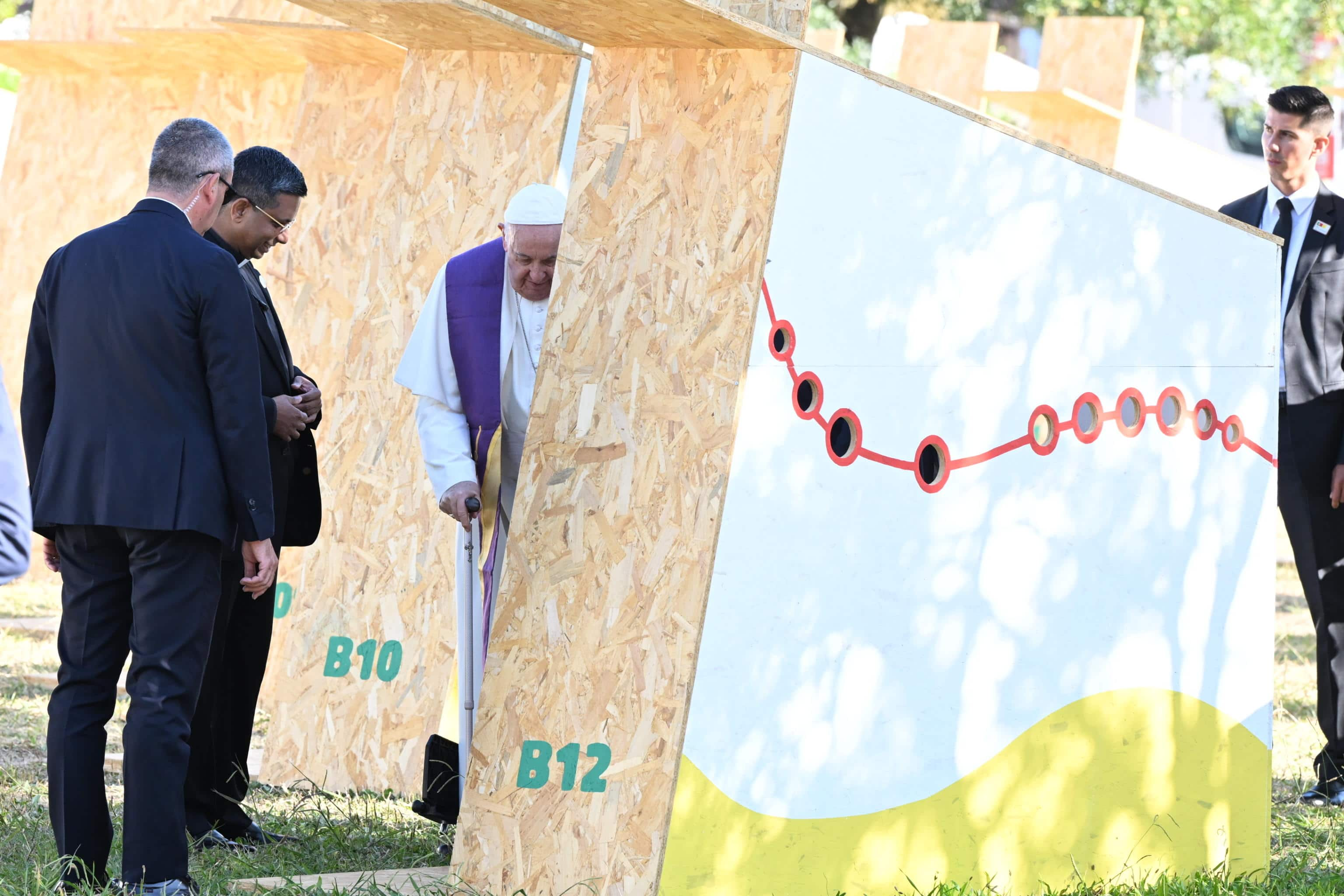 Il Papa durante le confessioni al Giardino Vasco da Gama