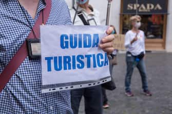 Roma, Italy. 09th June, 2020. Tourist guides of Rome organized a sit-in in Rome in front of Montecitorio Palace (Photo by Matteo Nardone/Pacific Press) Credit: Pacific Press Agency/Alamy Live News
