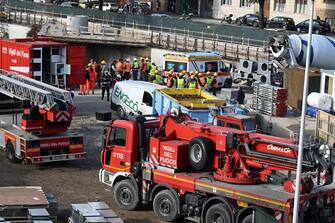 I mezzi di soccorso nel cantiere dove si è verificato un crollo a Firenze, in via Mariti, alla periferia della città, 16 febbraio 2024. Avrebbe ceduto un muro di contenimento durante la costruzione di un supermercato.
ANSA/CLAUDIO GIOVANNINI