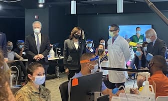 Kamala Harris visita un centro vaccinale a Baltimora