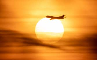 epa09753676 A Boeing 747 Aircraft takes off during a sunset at the international Airport in Frankfurt am Main, Germany, 13 February 2022.  EPA/CONSTANTN ZINN