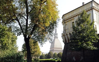 Alcune persone si riparano dal sole ai piedi di un albero Giardini Reali, Torino, 30 settembre 2011. ANSA/ ALESSANDRO DI MARCO