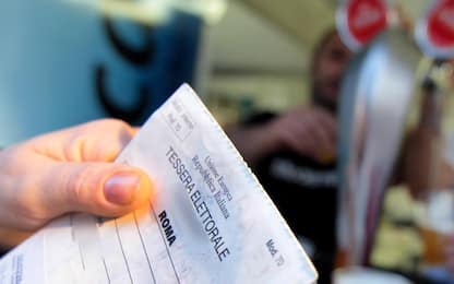 Una ragazza mostra la sua tessera elettorale timbrata in occasione del referendum abrogativo del 12 e 13 giugno 2011 per ricevere lo sconto del 20 per cento al ristorante della festa del Sel alle Terme di Caracalla, Roma, 13 giugno 2011. ANSA / CLAUDIO PERI