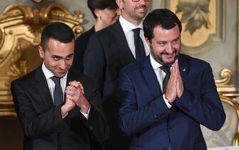 I due vice premier Luigi Di Maio (ministro del Lavoro) e Matteo Salvini (ministro dell'Interno - D) durante il giuramento del Governo al Quirinale, Roma, 1 giugno 2018. ANSA/ALESSANDRO DI MEO