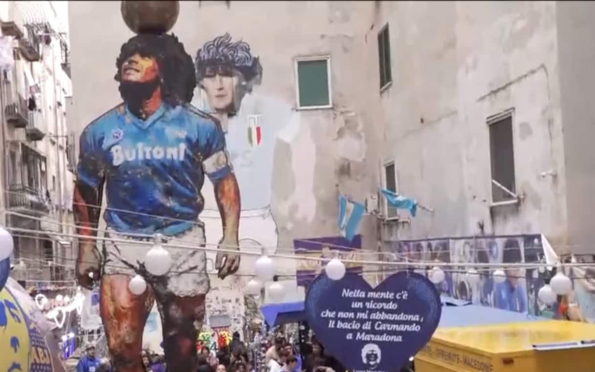 https://static.sky.it/editorialimages/a80f71e35a0c4eb364588c8c3e2fd2ffb0655325/skysport/it/calcio/champions-league/video/2025/11/25/maradona-morte-5-anni-napoli-video-1054645/maradona_murale_napoli.jpg?im=Resize,width=1218