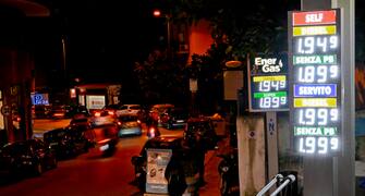 I prezzi dei carburanti esposti da un distributore dove un litro di diesel e super tocca quasi la soglia dei due euro, Napoli, 10 gennaio 2023.
ANSA/CIRO FUSCO