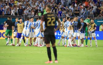 epa11446673 Team Argentina celebrates after defeating Peru as Alexander Callens (foreground) of Peru looks on during the CONMEBOL Copa America 2024 group A match between Argentina and Peru, in Miami, Florida, USA, 29 June 2024.  EPA/CRISTOBAL HERRERA-ULASHKEVICH