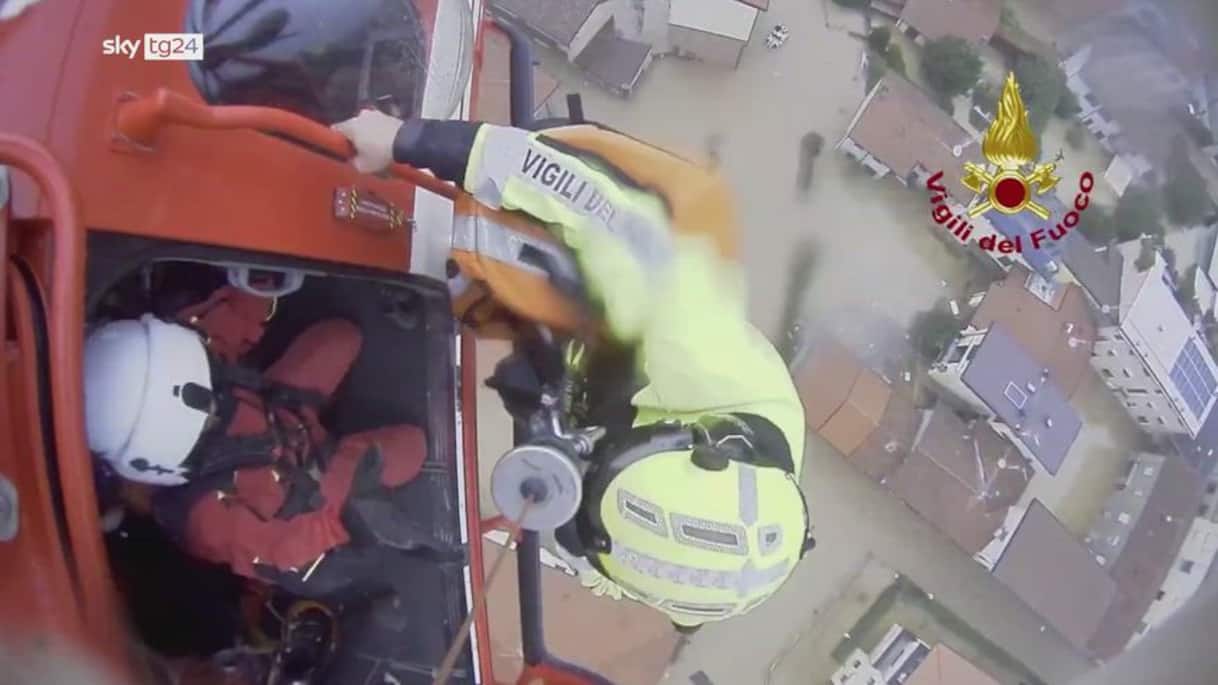 maltempo brianza madre e figlia salvate dai pompieri a meda