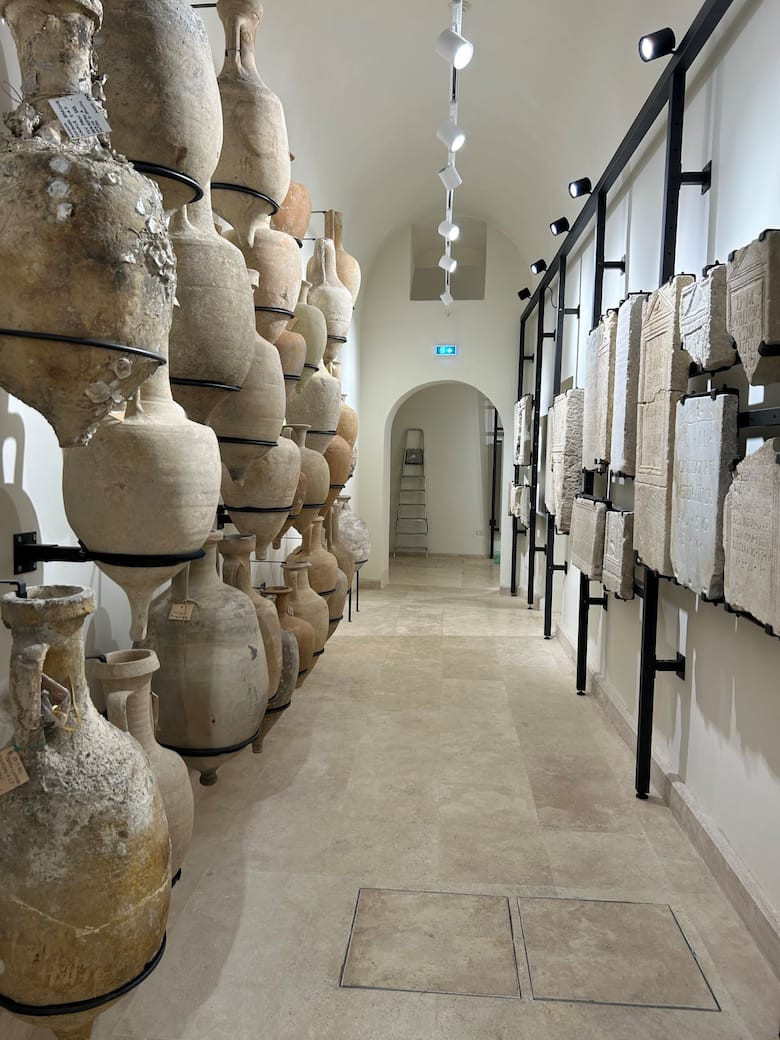 Deposito del Museo Archeologico Nazionale di Ancona, sistema di ancoraggio a parete per anfore e per epigrafi lapidee