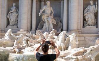 Turisti a Piazza Trevi davanti la celebre fontana a Roma, 30 luglio 2020. MAURIZIO BRAMBATTI/ANSA