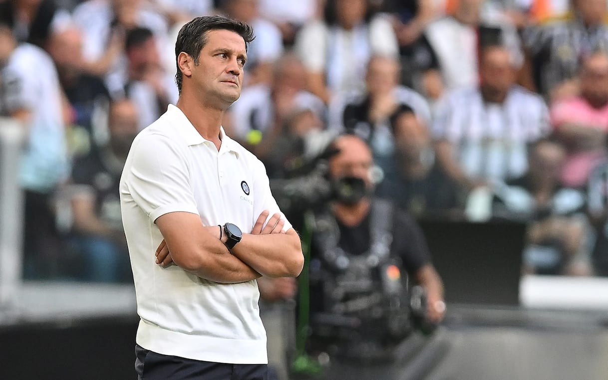 https://static.sky.it/editorialimages/a84b83f3c5281174d518f313ca1201afa80cfbad/skysport/it/calcio/serie-a/video/2025/09/15/inter-differenze-sky-calcio-club-1036088/ansa_chivu.jpg?im=Resize,width=1218