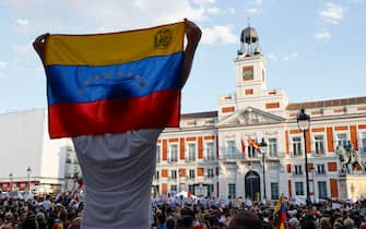 epa11553441 A protester holds a Venezuelan flag during a demonstration against the official results of Venezuela's presidential elections, in Madrid, Spain, 17 August 2024. The Venezuelan National Electoral Council (CNE) ratified the victory of Nicolas Maduro in Venezuela's presidential elections held on 28 July 2024, while the opposition have been protesting against the official results claiming the victory of Edmundo Gonzalez Urrutia.  EPA/FERNANDO ALVARADO