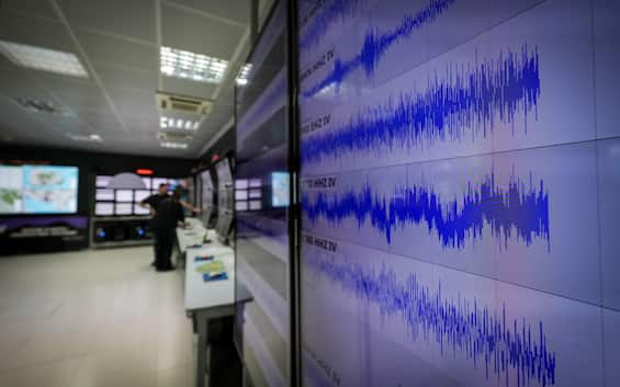 Terremoto a Napoli, sciame sismico nei Campi Flegrei: oltre 50 scosse
