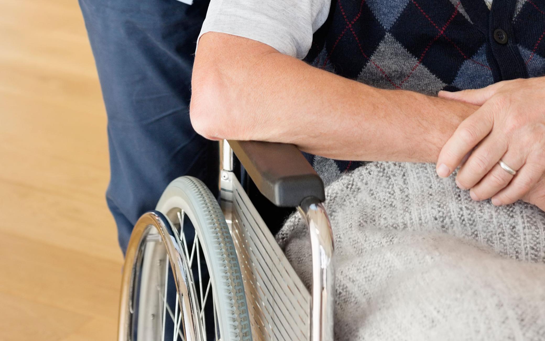 Bonus caregiver 2024, 26 mln di euro alle Regioni per assegni di cura e