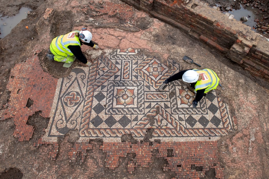 MOLA_archaeologists_at_work_on_the_mosaic_unearthed_in_Southwark._©MOLA_AndyChopping.jpg