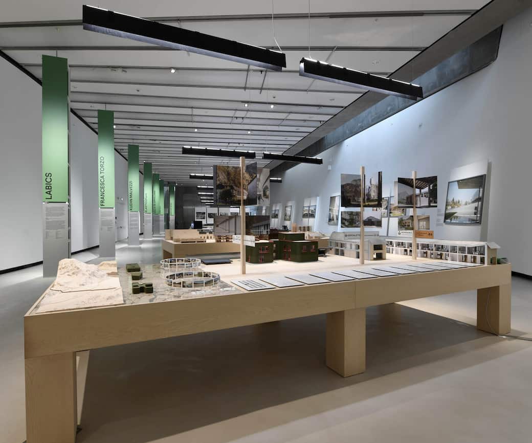 vista dell’allestimento della mostra Vitalità dell’architettura italiana 1946-2026 - MAXXI, Roma