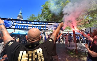 31 May 2025, Bavaria, Munich: Soccer: Champions League, Paris Saint-Germain - Inter Milan, knockout round, final. Inter Milan fans celebrate with pyrotechnics at the Viktualienmarkt. Photo: Karl-Josef Hildenbrand/dpa (Photo by Matthias Balk/picture alliance via Getty Images)