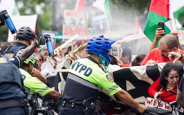 epa11494565 US Capitol police (L), alongside members of the NYPD, pepper spray protesters who gathered against the Israeli operations in Gaza and US weapons sales to Israel outside the US Capitol before Israeli Prime Minister Benjamin Netanyahu delivers an address to a joint session of Congress in Washington, DC, USA, 24 July 2024. Netanyahu's address to a joint meeting of the US Congress comes amid a close 2024 US presidential election cycle. Thousands of pro-Palestinian protesters were expected to gather near the US Capitol when Netanyahu becomes the first leader to address the US Congress four times.  EPA/JIM LO SCALZO