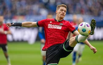 28 October 2023, North Rhine-Westphalia, Gelsenkirchen: Soccer, 2. Bundesliga, FC Schalke 04 - Hannover 96, Matchday 11, Veltins Arena: Hannover's Marcel Halstenberg in action. Photo: David Inderlied/dpa - IMPORTANT NOTE: In accordance with the requirements of the DFL Deutsche Fußball Liga and the DFB Deutscher Fußball-Bund, it is prohibited to use or have used photographs taken in the stadium and/or of the match in the form of sequence pictures and/or video-like photo series.
