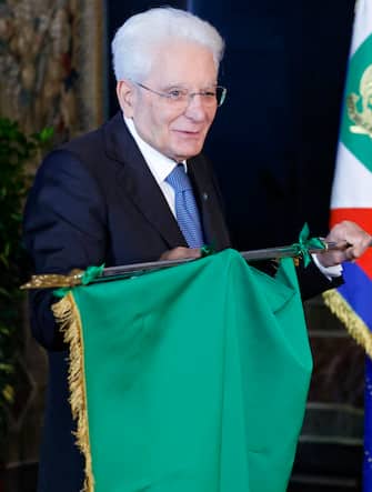 La cerimonia al Quirinale Il Presidente della Repubblica Sergio Mattarella durante la cerimonia di restituzione della Bandiera degli atleti italiani di ritorno dai Giochi Olimpici e Paralimpici di Parigi 2024, Quirinale, Roma 23 settembre 2024. ANSA/FABIO FRUSTACI