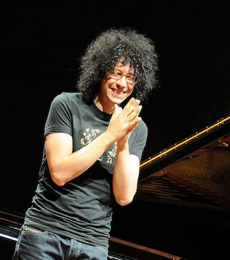 ASCOLI PICENO, ITALY - JULY 22:  Italian musician and composer Giovanni Allevi performs in the Piazza del Popolo on July 22, 2011 in Ascoli Piceno, Italy.  (Photo by Giuseppe Bellini/Getty Images)