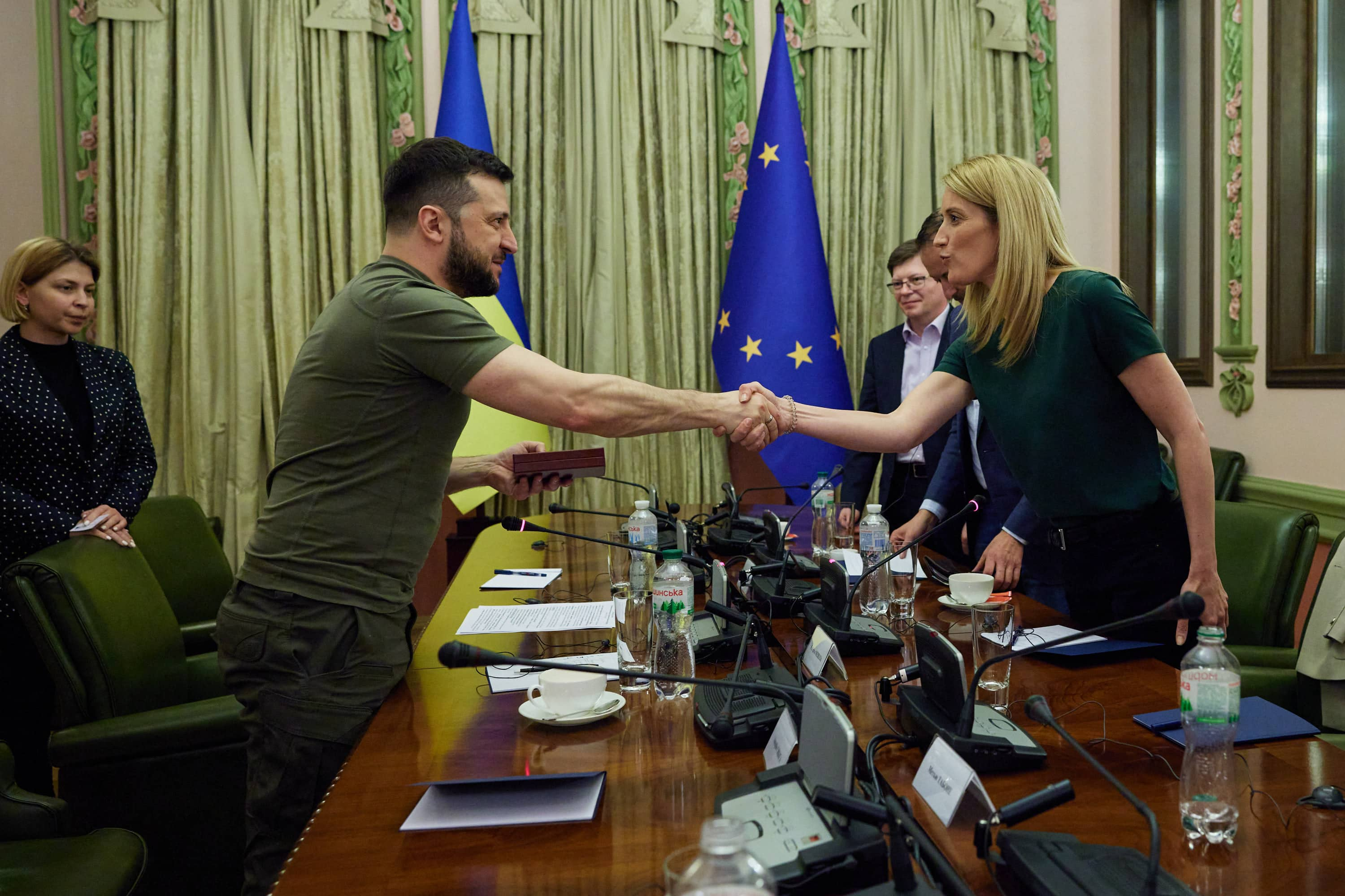 La stretta di mano tra Zelensky e Metsola