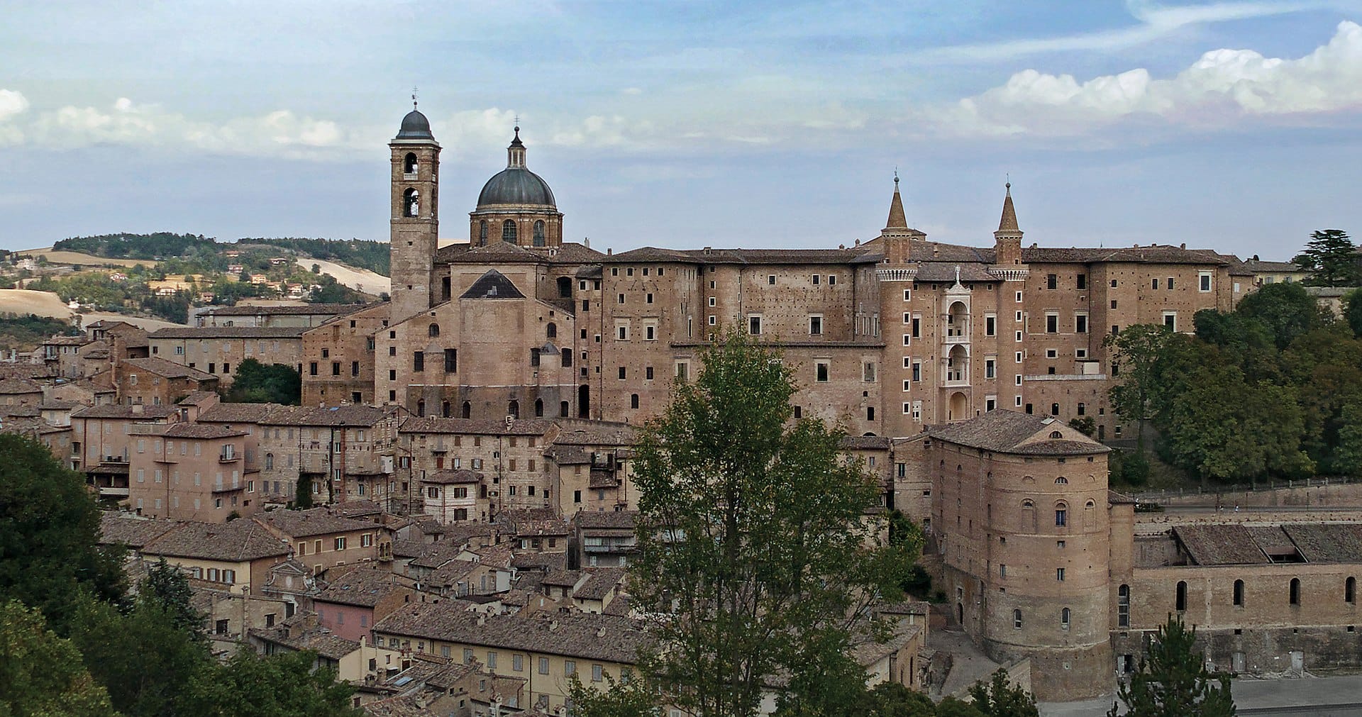 3.Mercoledi╠Ç_1920px-02_Urbino_VR.jpg