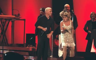 Eros Ramazzotti en duo avec Tina Turner en concert a Munich. (Photo by Yves Forestier/Sygma via Getty Images)
