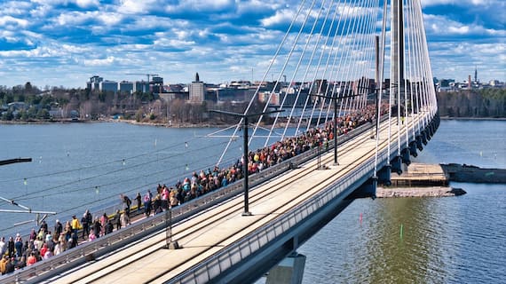 L'apertura del ponte a pedoni e ciclisti ha attirato migliaia di persone sabato 18 aprile 2026. Foto: Markus Lintu