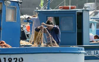 Pesca - Duro colpo per il Made in Italy: vietata la pesca di telline, seppie, calamaretti e bianchetti -  Il 1° giugno, con l'entrata in vigore del Regolamento Mediterraneo approvato dalla Commissione Europea - in foto pescatori con le reti