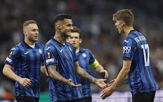 epa11315000 Gianluca Scamacca (C) of Atalanta celebrates with teammates after scoring the 0-1 opening goal during the UEFA Europa League semi final, 1st leg match between Olympique Marseille and BC Atalanta in Marseille, France, 02 May 2024.  EPA/GUILLAUME HORCAJUELO