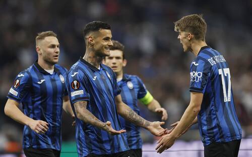 epa11315000 Gianluca Scamacca (C) of Atalanta celebrates with teammates after scoring the 0-1 opening goal during the UEFA Europa League semi final, 1st leg match between Olympique Marseille and BC Atalanta in Marseille, France, 02 May 2024.  EPA/GUILLAUME HORCAJUELO